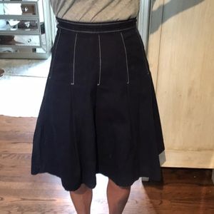 Isaac Mizrahi navy pleated skirt with white piping